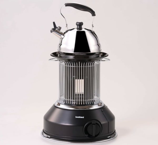 ガスストーブの上にやかんを置く