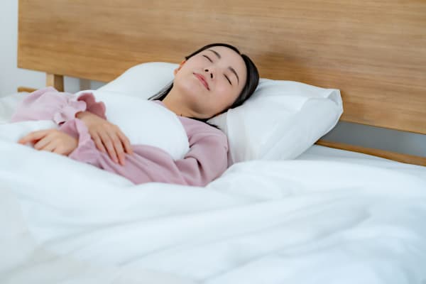 ベッドで寝ている女性