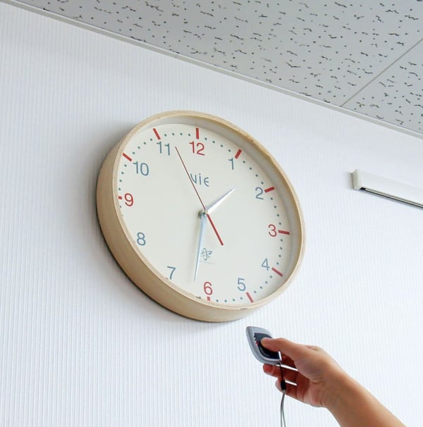 時計にある盗聴器発見器を見つける様子