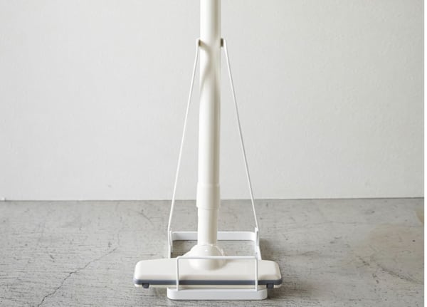 自立式掃除機スタンドに立てかける