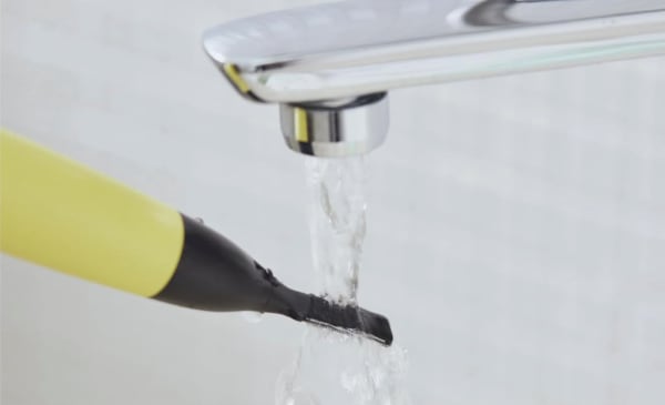 シェーバーの刃部分を水で洗っている様子