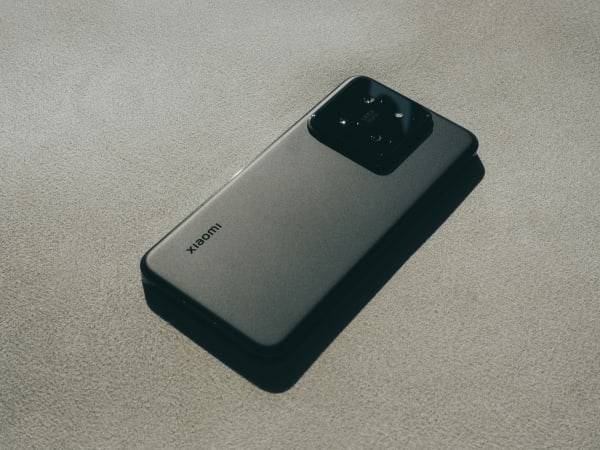 黒色のXiaomiスマホ