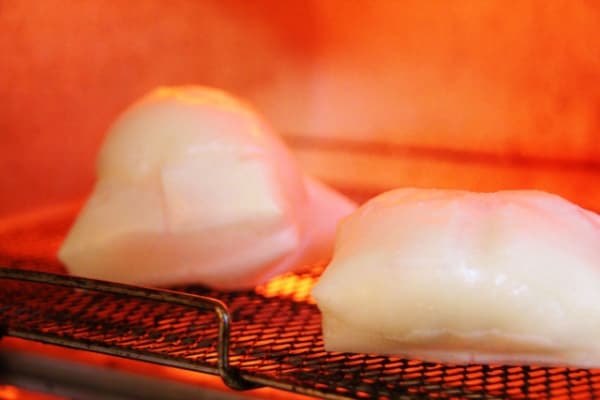 トースターで餅を焼く様子