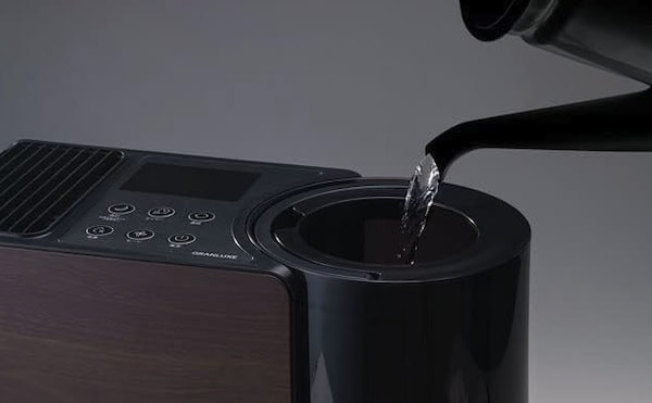 加湿器に水を注ぐ