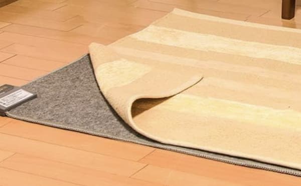 ホットカーペットにラグを重ねる