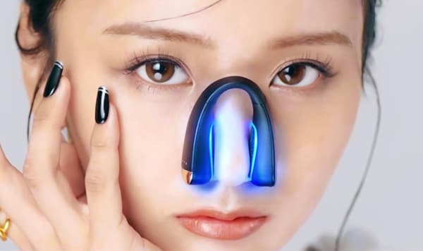 鼻美顔器を鼻に装着している女性