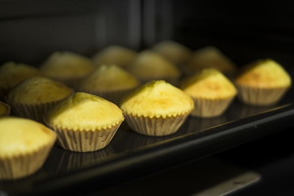 カップケーキを焼いている様子