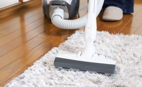ラグに掃除機をかける