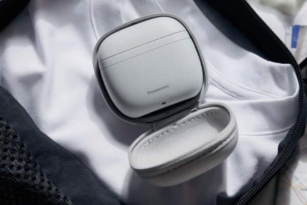 専用ポーチに入った小型シェーバー