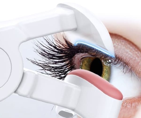 挟むタイプのホットビューラーでまつげをカールさせている様子