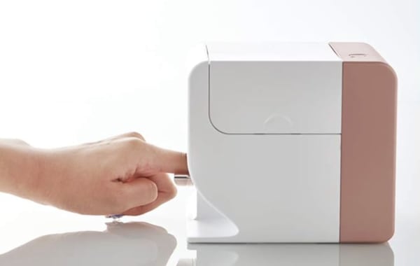 ネイルプリンターに手を入れる様子