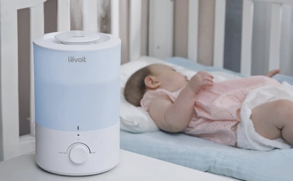 寝ている赤ちゃんと加湿器