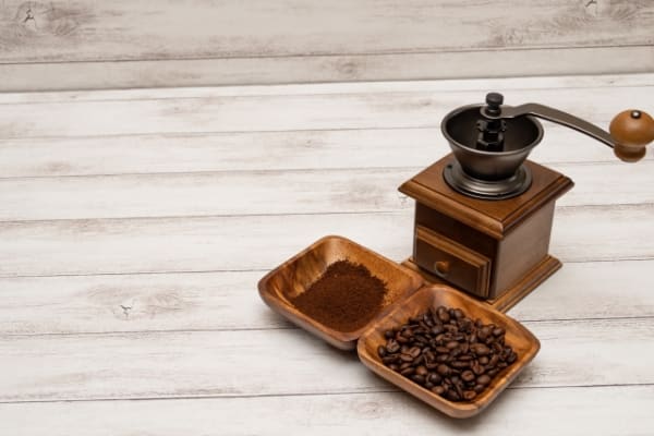 コーヒー豆とミル