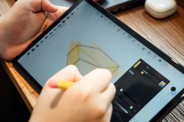 専用ペンシルでイラスト作成