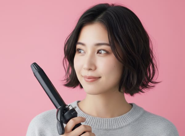 パーマ風ウェーブに仕上げたショートカットの女性