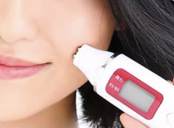 スキンチェッカーを頬に当てる女性