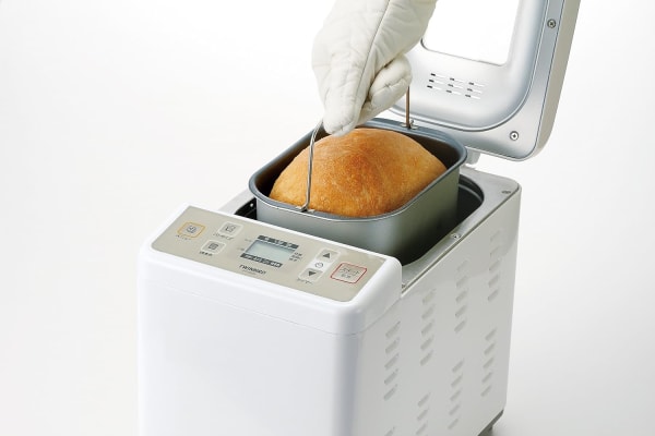 ホームベーカリーからパンを取り出す様子