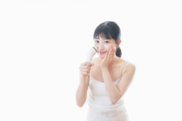 美顔器を使う若い女性