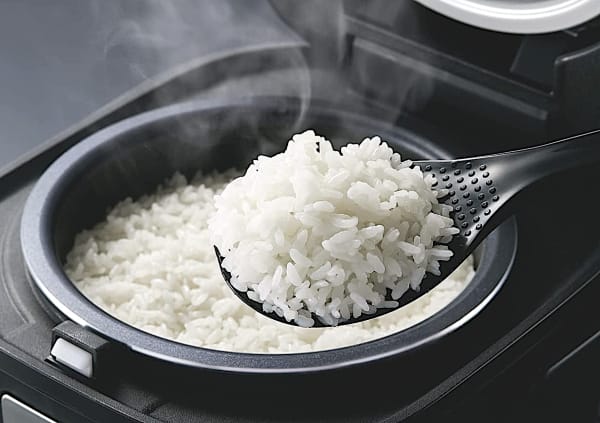 しゃもじでご飯をよそう様子