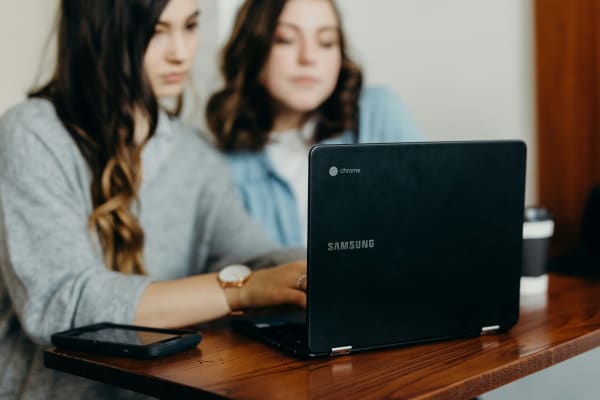 Chromebookを使っている女性