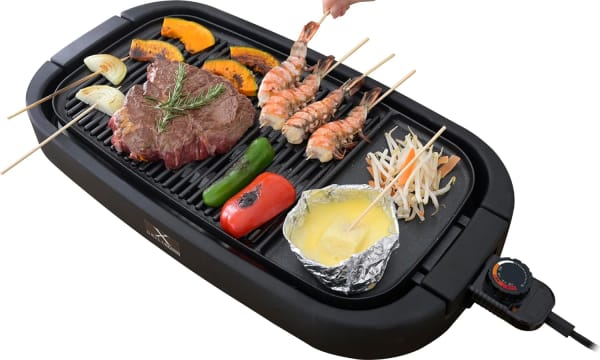 ホットプレートで食材を焼く