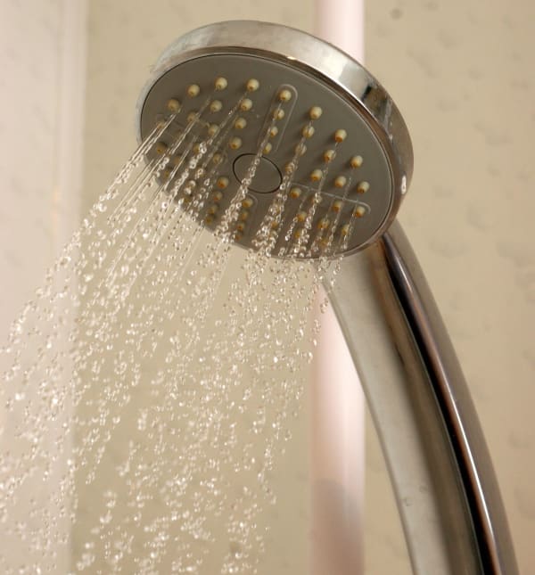 シャワーから水が出ている