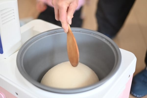 餅つき機を使う様子