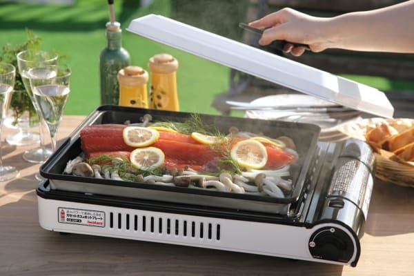 カセットガスホットプレートで調理をする