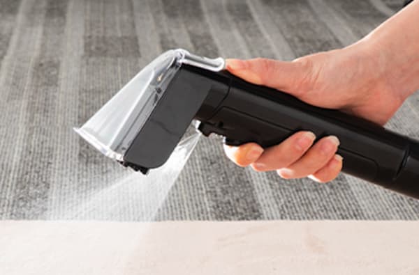 リンサークリーナーから水を噴射する