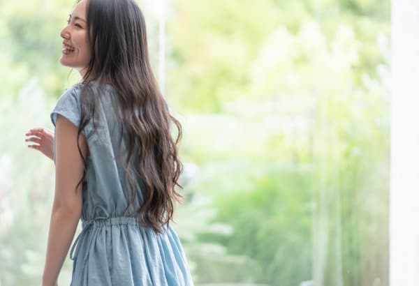 ロングの巻き髪の女性