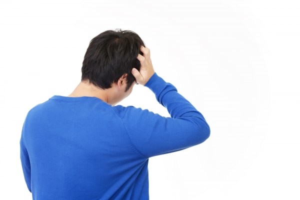 頭を抱える男性