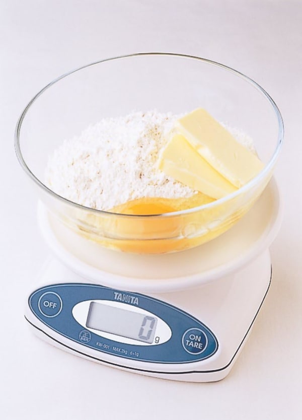 タニタのキッチンスケールで計量する様子