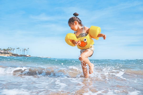 海で遊ぶ子ども