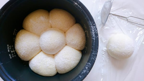炊飯器に入ったパン生地