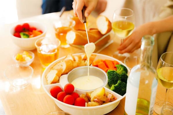 チーズフォンデュを楽しむ様子