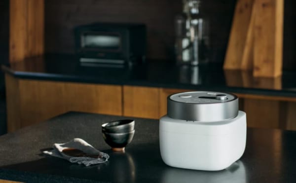 白いおしゃれな炊飯器