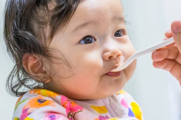 離乳食を食べる赤ちゃん