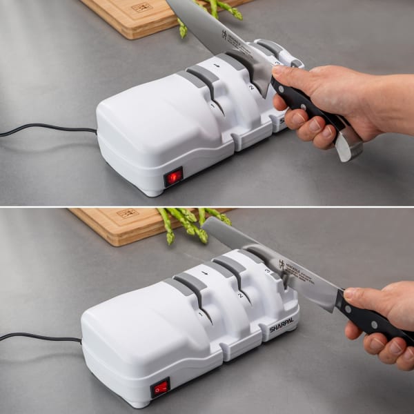 SHARPALの包丁研ぎ器を使う様子