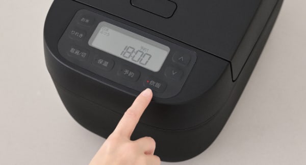 炊飯ボタンを押す様子
