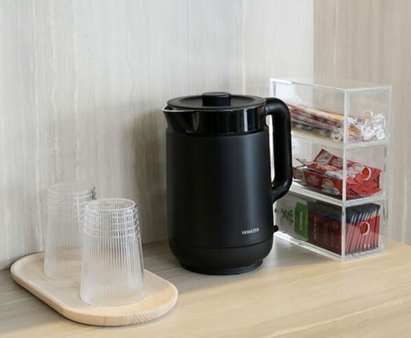 電気ケトルとコップが置かれている様子
