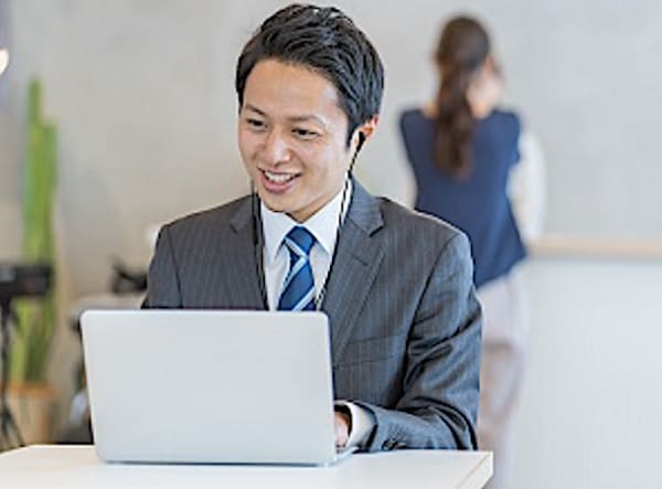 パソコンでWeb会議をする男性