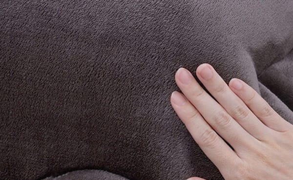フランネル素材のこたつ布団を触る