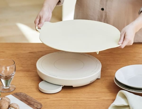 チーズフォンデュ用機械を準備する様子