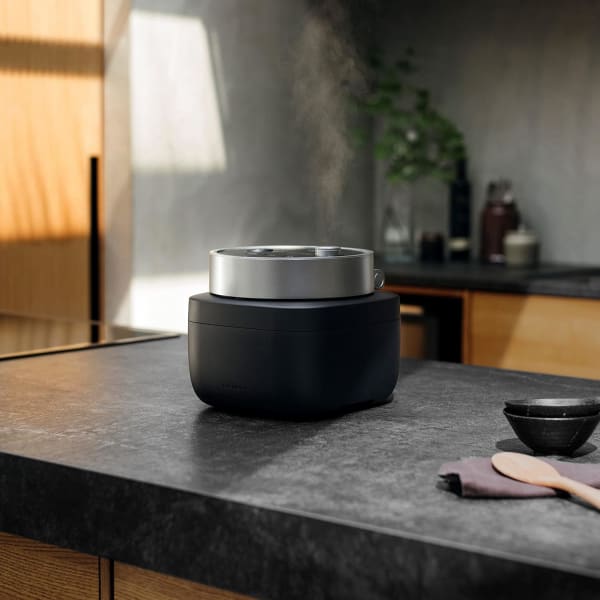 バルミューダの黒いおしゃれな炊飯器