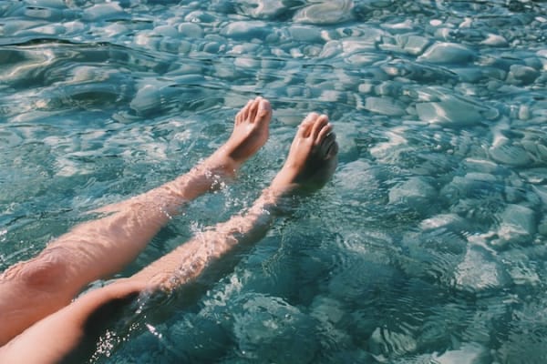 水に浸かる人