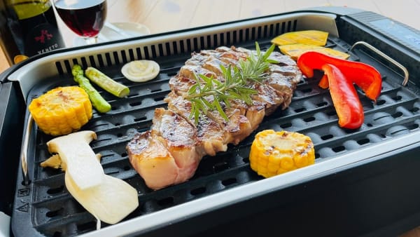 焼かれる肉と野菜