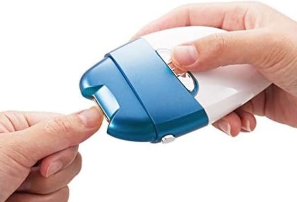 電動爪やすりで爪を手入れする様子
