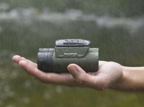 雨に濡れる防水双眼鏡