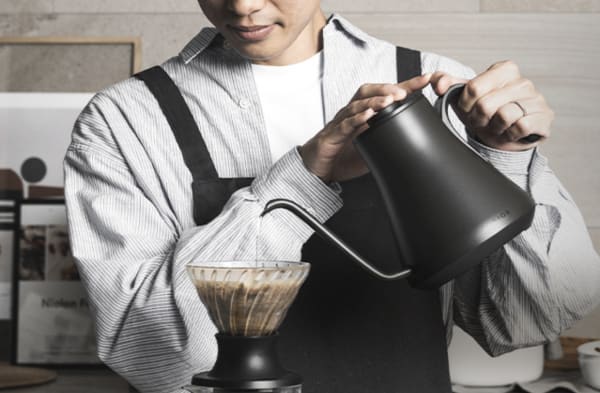 コーヒーを淹れる様子