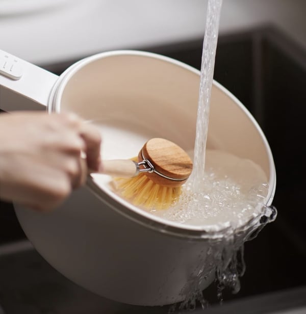 電気片手鍋を洗う様子